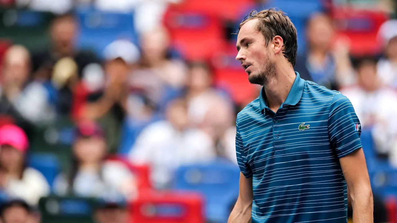 Daniil Medvedev s-a calificat în finala turneului din Shanghai, după victoria cu Stefanos Tsitsipas