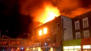 Incendiu de amploare la Camden Market în Londra,  intens populată de tineri şi turişti.  Peste 70 de pompieri, la faţa locului