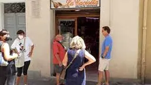 Imaginea săptămânii: campionul european Roberto Mancini, la coadă la măcelărie