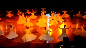 COMENTARIU Lelia Munteanu: Între două întunericuri