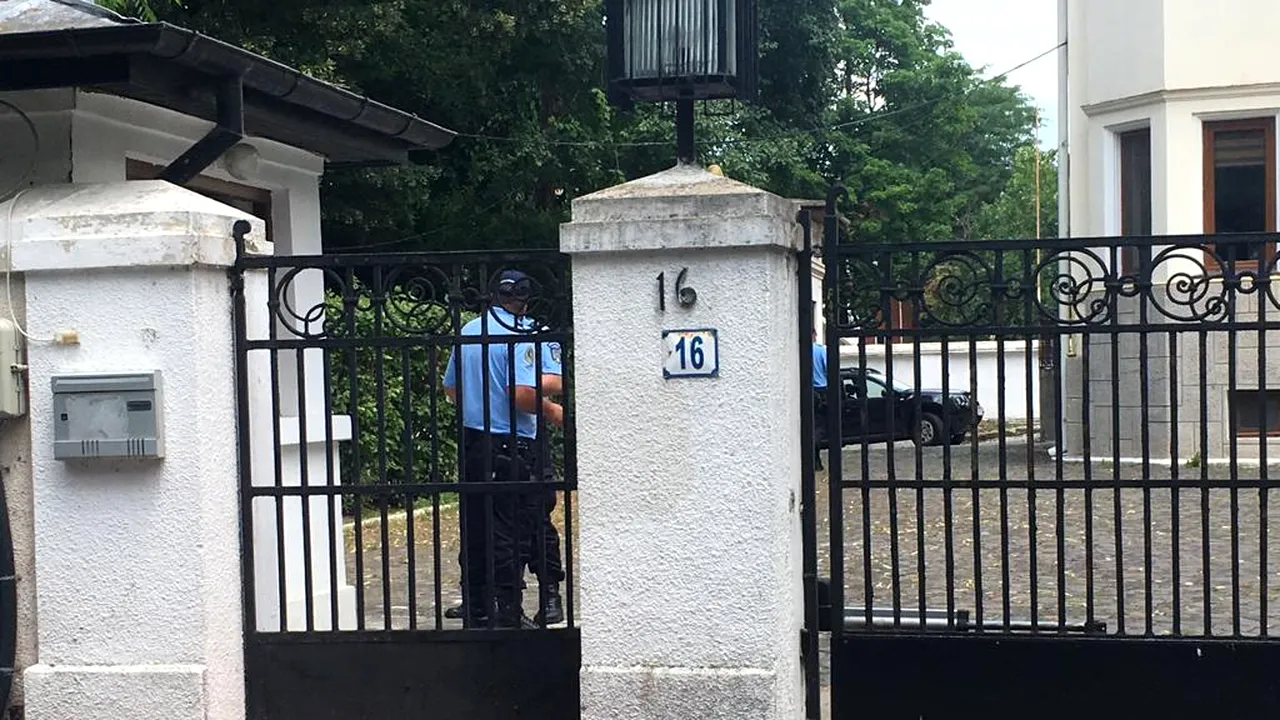 Act de vandalism: Vopsea roşie la sediul Secţiei de anchetă a magistraţilor. Poarta a fost închisă cu lacăt | FOTO, VIDEO