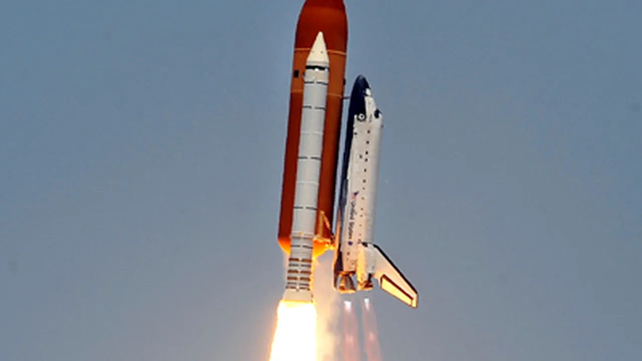 NASA a descoperit fisuri de mici dimensiuni în scutul termic al navetei Atlantis