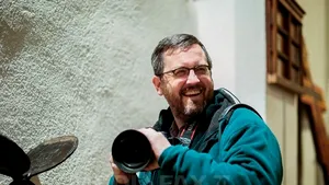 REPORTAJ: Un fotograf american stabilit la Sibiu şi-a făcut un scop din a arăta România reală 