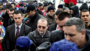 Boc: La câţi bulgări de zăpadă am avut parte în copilărie, nu mă sperie cei aruncaţi de sindicalişti