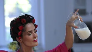 Campanie pentru consumul de lapte natural: Salma Hayek, în halat roz, cu bigudiuri şi 
