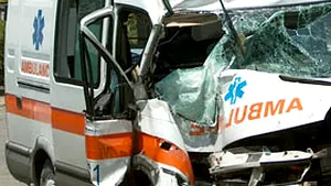 Ambulanţă din coloana oficială a preşedintelui Băsescu, implicată într-un accident