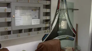 FOTO Un şomer a amenajat o sală de lectură în scara unui bloc din Drobeta Turnu Severin