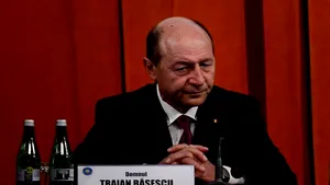 Preşedintele Băsescu şi premierul Ponta, unul lângă celălalt la bilanţul MApN