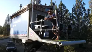 INEDIT. Un pilot a şi-a făcut ”casă” dintr-un camion