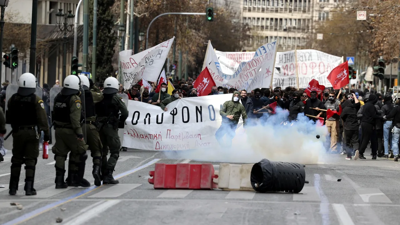Mii de oameni protestează la Atena după accidentul feroviar din Grecia