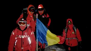 1 Decembrie 2018 Drapelul României, dus de salvamontişti pe cele mai înalte vârfuri din Ţara Dornelor