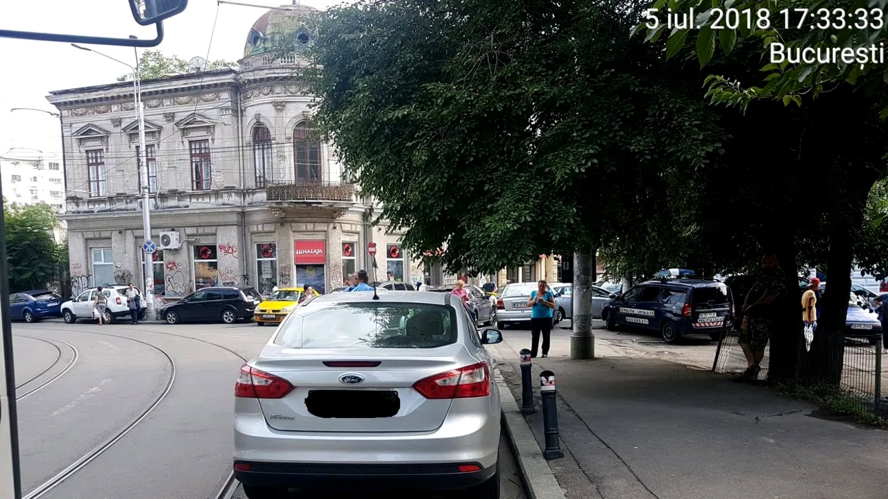 Acţiune de AMENDARE a şoferilor şi ridicare a maşinilor parcate neregulamentar în Bucureşti. Câte sancţiuni au fost date în câteva zile