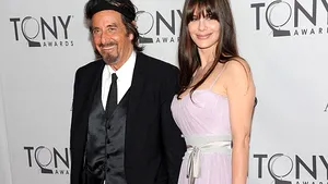 Al Pacino a fost însoţit, la gala premiilor Tony, de iubita sa cu 40 de ani mai tânără