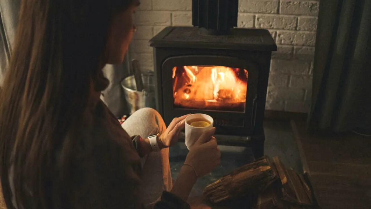 Mai mult de 10 incendii stinse de pompieri, de la începutul lunii decembrie / Măsuri de siguranță pentru încălzirea cu lemne pe timp de iarnă