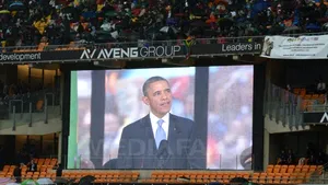 Barack Obama a dat mâna cu Raul Castro la ceremonia dedicată lui Mandela. Salutul dintre cei doi, un gest de speranţă la Havana