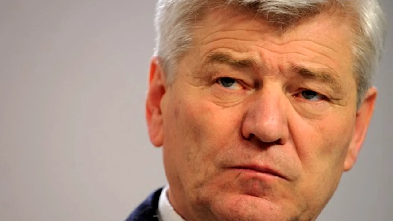 Tabără: Constantin şi-a delegat semnătura şi atribuţiile de la minister. Fuge de responsabilitate