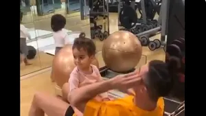 VIDEO | Cristiano Ronaldo s-a antrenat cu fetiţa sa pe abdomen: clipul a devenit imediat viral. Mesajul postat de jucătorul lui Juventus