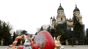 REPORTAJ: Ouă cu funde, iepuri în costume naţionale şi ornamente festive, de Paşte în marile oraşe
