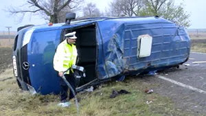 Un mort şi opt răniţi după răsturnarea unui microbuz în judeţul Argeş