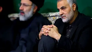 COMENTARIU Lelia Munteanu: Ayatollahii flutură steagul răzbunării, Trump îşi flutură ameninţările aberante