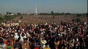 VIDEO Înmormântare fără distanţare. Zeci de mii de pakistanezi şi-au luat rămas bun de la liderul islamist Khadim Hussein Rizvi