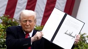 Trump va semna un ordin prin care cere întocmirea unei liste cu orașele care acceptă migranți