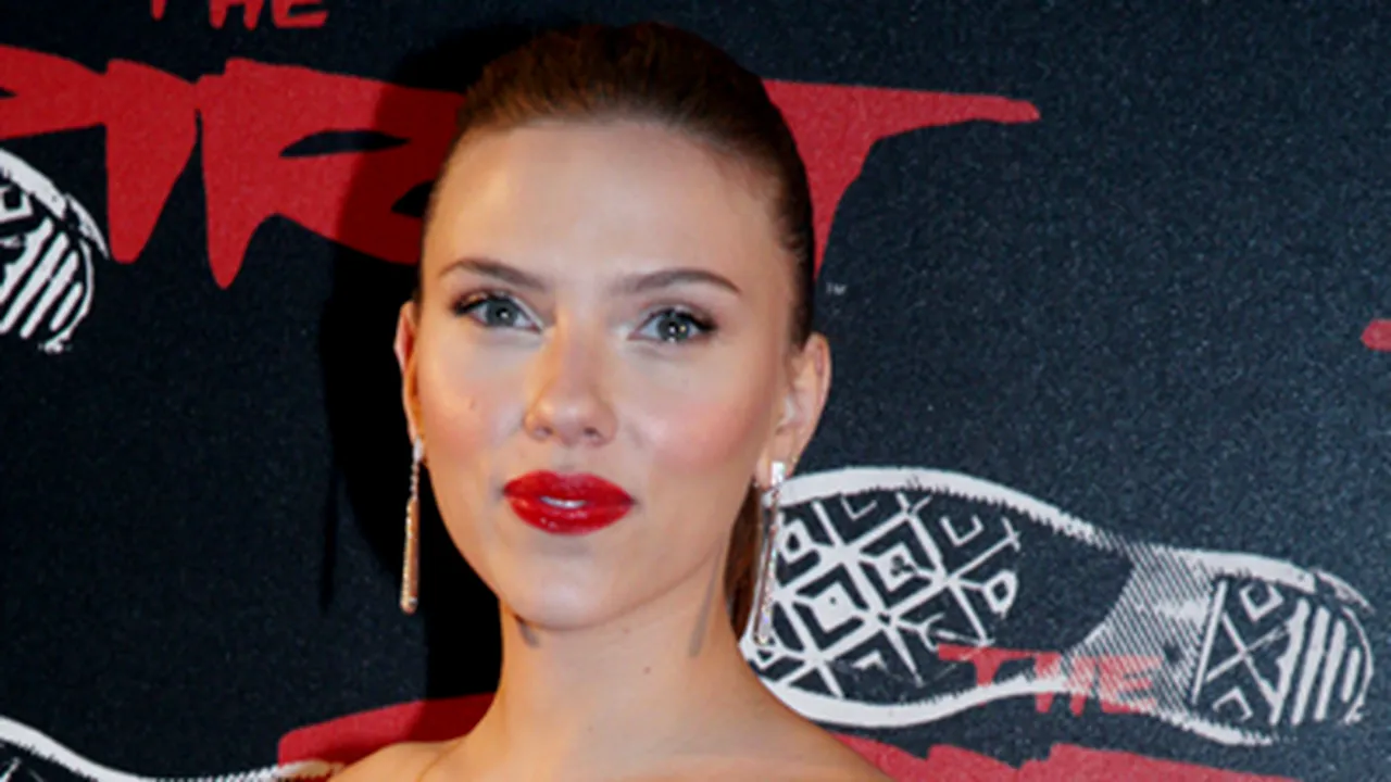 Scarlett Johansson era să moară strivită de un cal