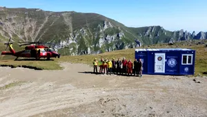 O femeie a fost recuperată cu elicopterul din Munții Bucegi. A suferit un traumatism al umărului
