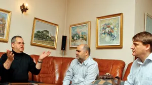 Cine va stăpâni Luna va controla Pământul
