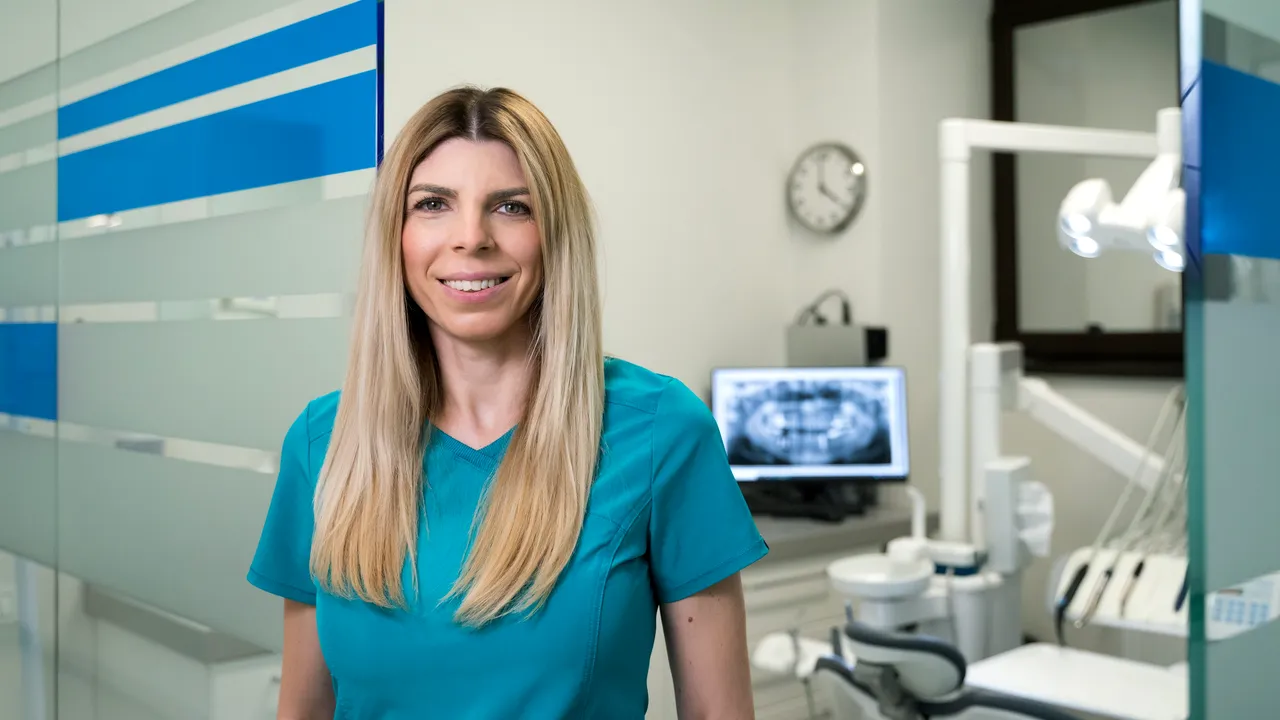 Dr. Denisa Zaharia: „Albirea dentară efectuată acasă are riscuri ireversibile”