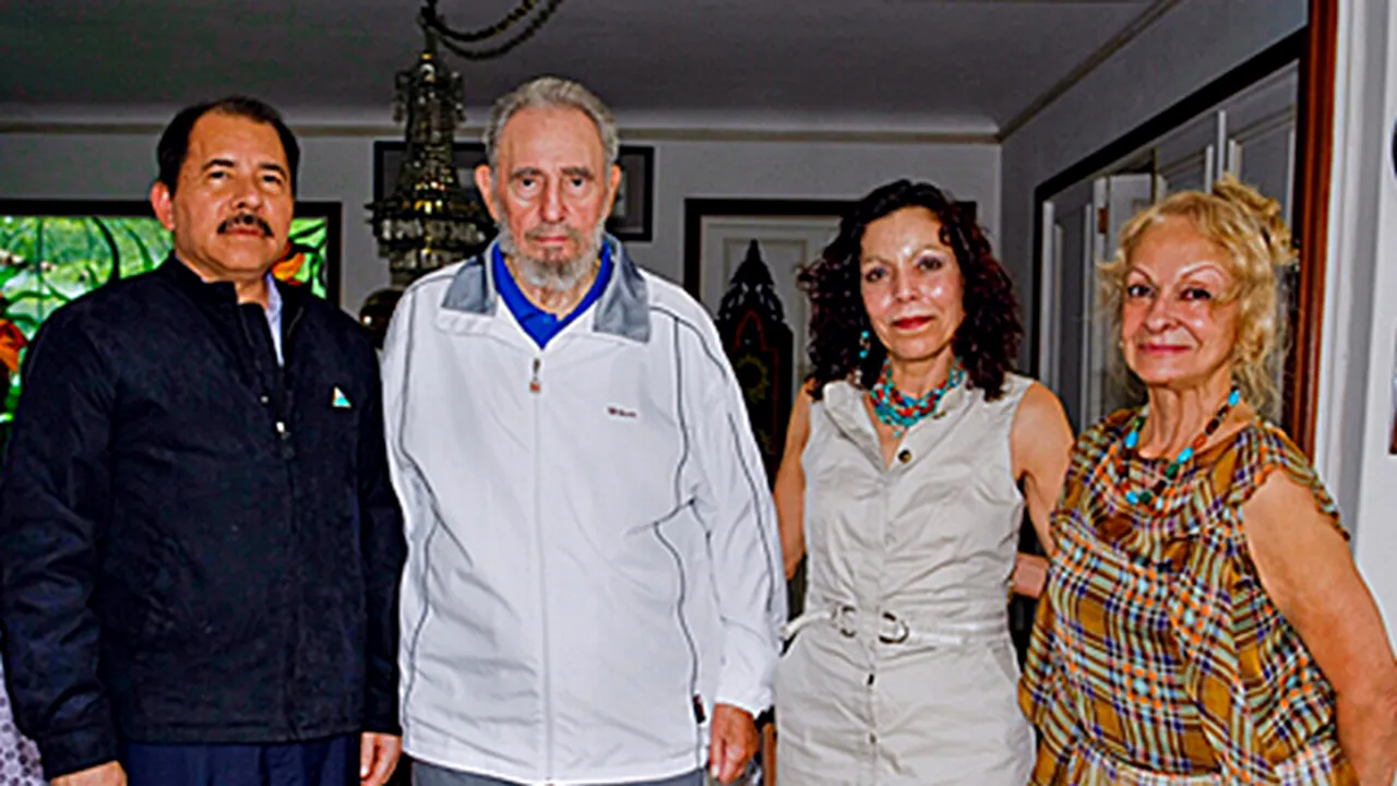 Fidel Castro apare, într-o serie de fotografii rare, alături de partenera sa