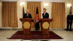 Vizita lui Robert Gates la Kabul, marcată de tensiuni cu Hamid Karzai
