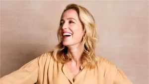 Actriţa Gillian Anderson renunţă la sutien: „Nu îmi pasă dacă sânii îmi ajung până la buric”