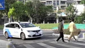 Un start-up din China a lansat o flotă de maşini autonome numite robotaxi-uri