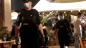 A curs cu amenzi în Centrul Vechi al Capitalei: Sancţiuni usturătoare aplicate celor care nu respectă distanţarea socială şi nu poartă mască