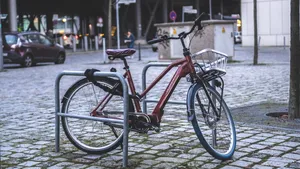 Facturi de 6,2 mil. lei decontate pentru parcări de biciclete în Bacău, deși lucrările nu erau gata