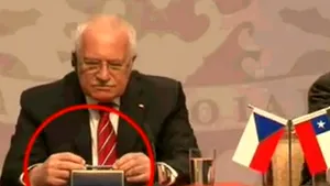 Preşedintele Cehiei a furat un stilou la o conferinţă de presă - VIDEO