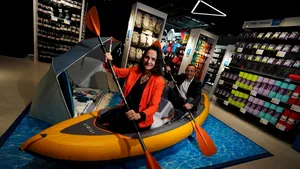 Măsura drastică pentru oprirea migraţiei. Un cunoscut magazin de articole sportive retrage vânzare de canoe