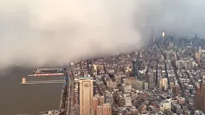VIDEO | Momentul în care un nor imens acoperă brusc un cartier din New York. Ce a lăsat în urmă
