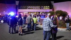 Opt persoane, înjunghiate într-un mall din Statele Unite. Agresorul a fost împuşcat mortal - FOTO, VIDEO 