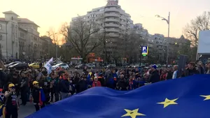 Protest în Piaţa Universităţii faţă de măsurile luate în domeniul justiţiei/ Se cere demisia Guvernului Dăncilă/ Manifestaţii şi în Cluj, Timişoara şi Iaşi | VIDEO