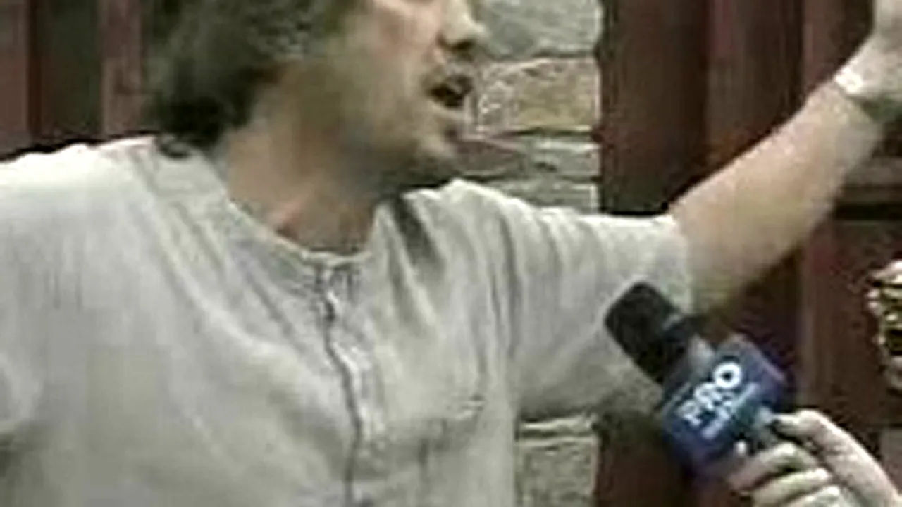 O femeie a căzut de la etaj, după ce a fost fugărită cu biciul de soţ (Video)