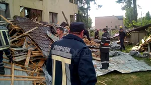 Mureş: O vijelie a distrus acoperişurile a peste 300 de case. O fetiţă de doi ani a murit
