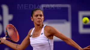 Andreea Mitu a învins-o pe Sorana Cîrstea şi s-a calificat în sferturi, la BRD Bucharest Open. Cîrstea: Nu am servit cum trebuie şi asta a făcut diferenţa. Mitu: Ar fi fost drăguţ să joc împotriva unei străine