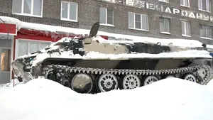 Un rus a intrat cu un transportator blindat în vitrina unui magazin din care a furat apoi o sticlă de vin | VIDEO