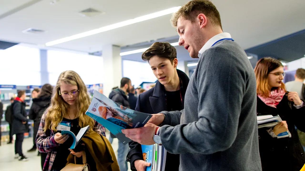 Peste 60% dintre tinerii din generaţia Z vor să studieze business