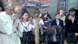 REPORTAJ: Românii din Bruxelles s-au rugat, au mâncat mici şi au dansat Hora Unirii, de Ziua Naţională - FOTO