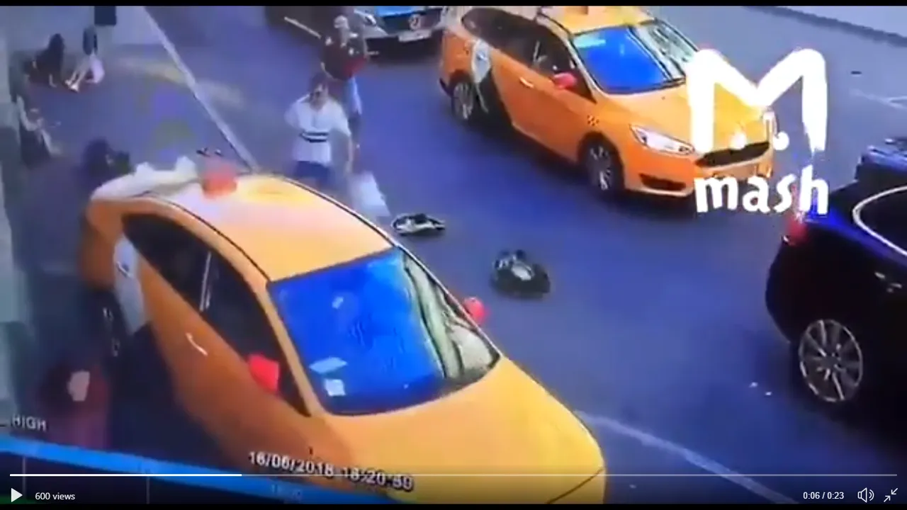 Incident la Campionatul Mondial de fotbal. Un taxi a intrat într-un grup de SUPORTERI: Opt oameni au fost răniţi/ UPDATE: Şoferul adormise la volan / VIDEO şocant