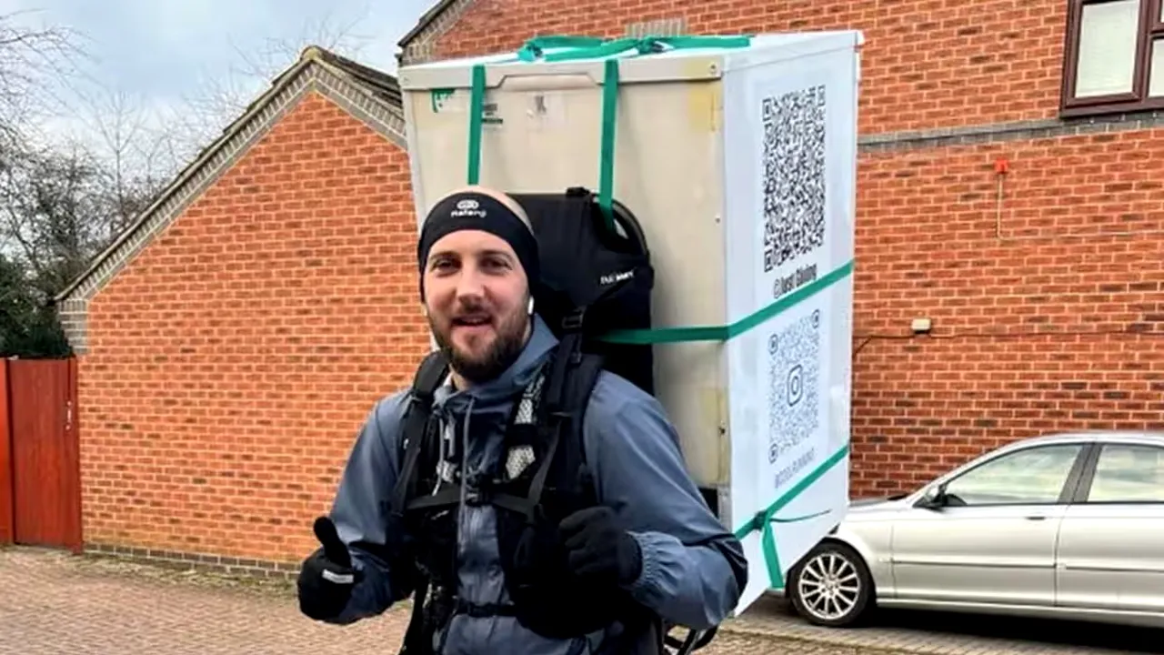 Un bărbat care alega cu un frigider în spate a fost oprit de Poliţia britanică