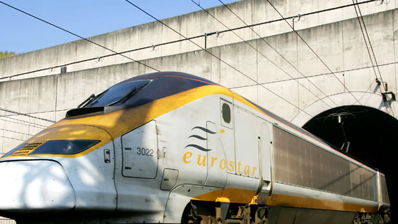 Circulaţia trenurilor Eurostar, suspendată din cauza prezenţei unei persoane pe şine